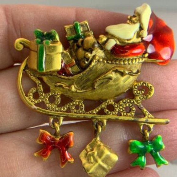 Danecraft Jewelry - Danecraft Vintage Christmas Santa Sleigh Brooch Pin..